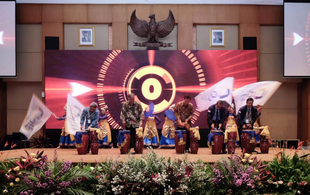 Direktur Jenderal Pajak Robert Pakpahan bersama para pejabat serempak memukul gendang sebagai tanda peresmian logo baru.