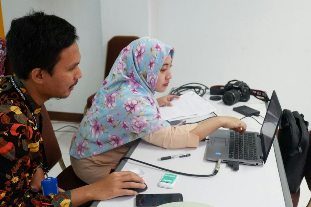 Mendampingi salah satu pegawai di PT. Wings Surya dalam mengisi SPT