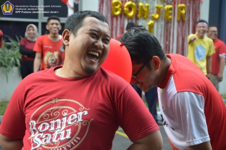 Pegawai KPP Bonjer Satu mengikuti lomba Goyang Balon dengan seru