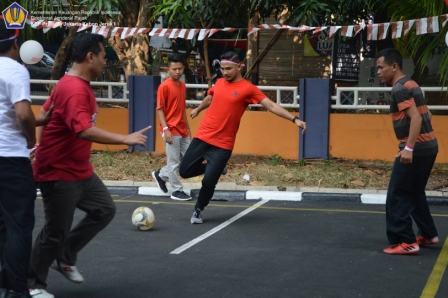 Tim 1 bertanding melawan Tim 3 dalam final Mini Soccer