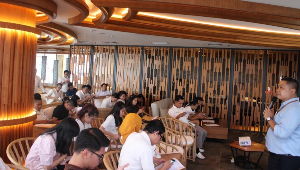 Tim penyuluh memberikan materi penyuluhan