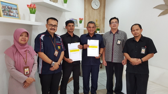 Pemberian bantuan kepada perwakilan Satuan Pengamanan dan Petugas Kebersihan