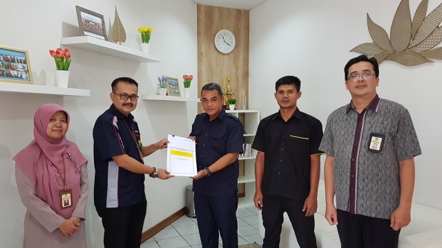 Pemberian bantuan kepada perwakilan Satuan Pengamanan