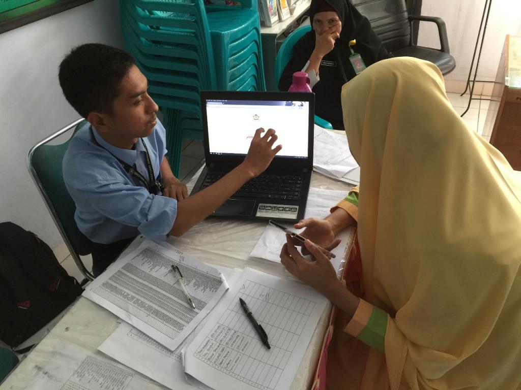 Asistensi oleh pegawai KPP Pratama Gorontalo