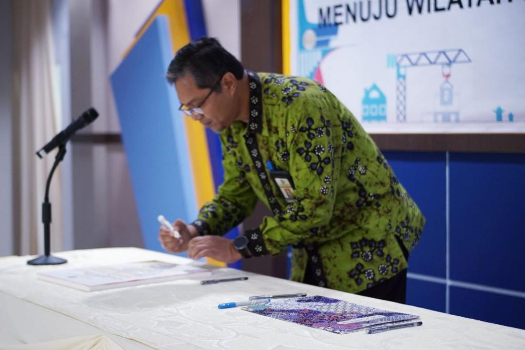 Penandatanganan Piagam Pencanangan oleh Kepala KPP Pratama Mamuju.