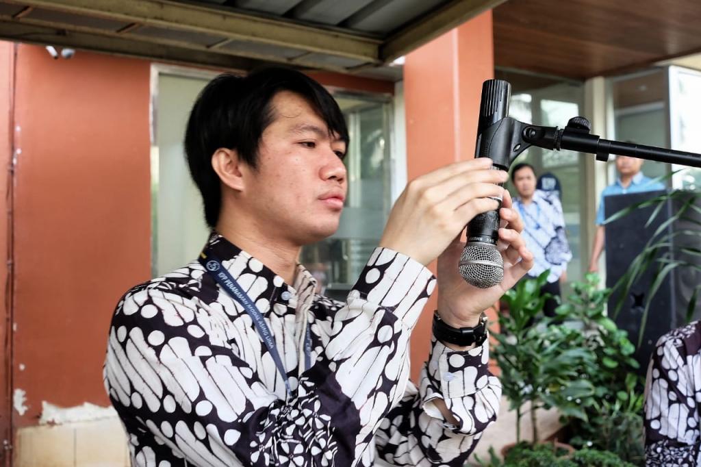 Sarana prasarana dicek kembali sesaat sebelum apel dimulai, untuk memastikan acara berjalan dengan lancar.