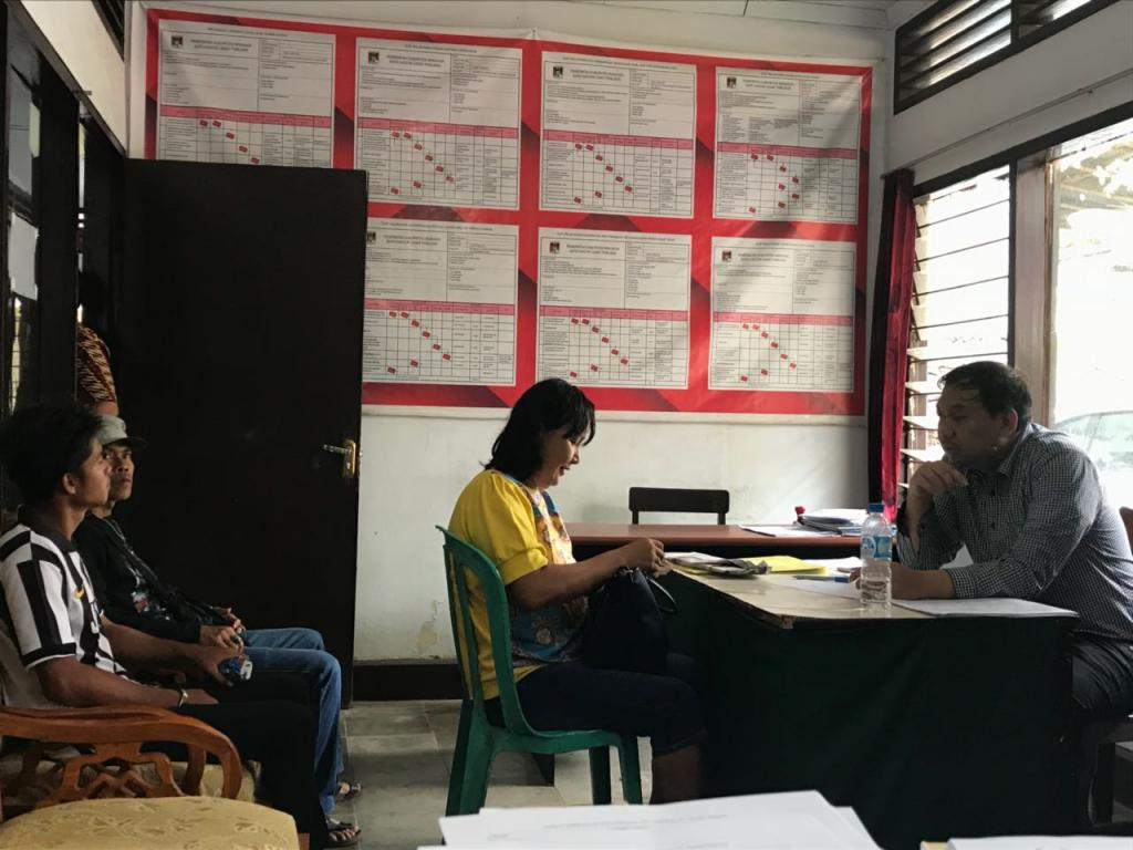 Petugas melayani konsultasi pajak