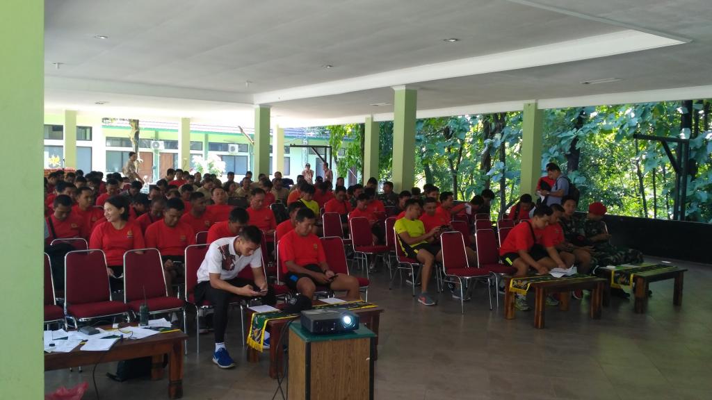 Para anggota Group-2 Kopassus antusias mengikuti kegiatan Ngisi Bareng Efiling