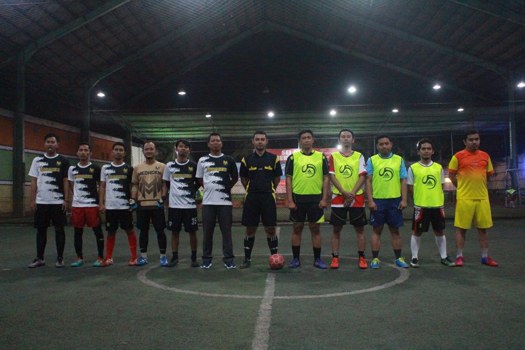 Tim Futsal KPP Pratama Madiun dan Tim Futsal KPP Pratama Ngawi Sebelum Bertanding