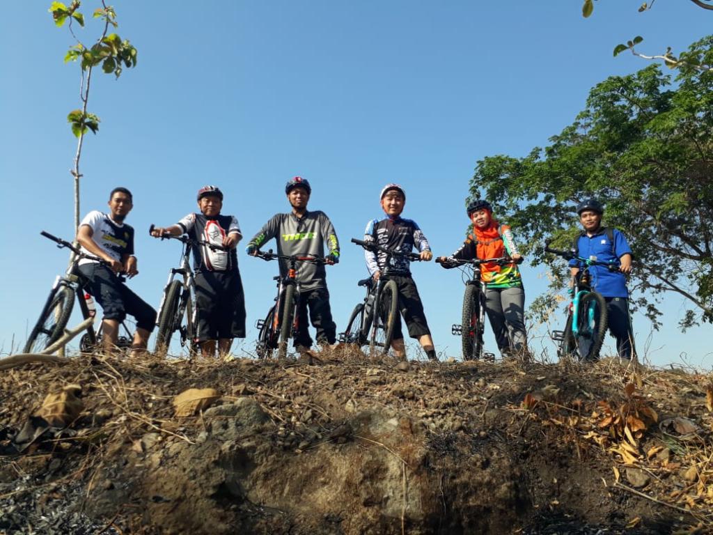 Gowes rute offroad melewati kawasan Hutan Jati Kecamatan Dagangan