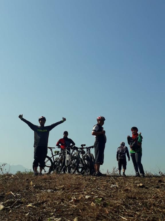 Menikmati udara segar kawasan Hutan Jati Kecamatan Dagangan