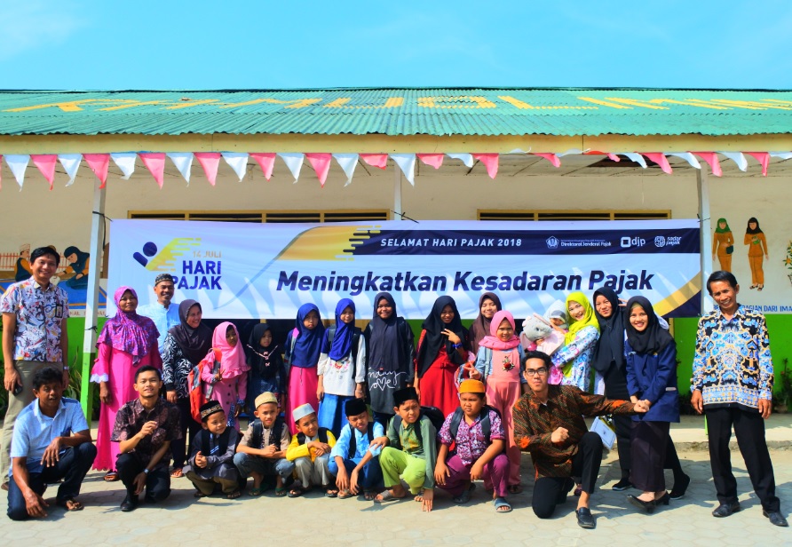 Tim KP2KP Baradatu, yang dipimpin oleh Muhammad Marthadiansyah, berfoto bersama dengan anak-anak penerima santunan.