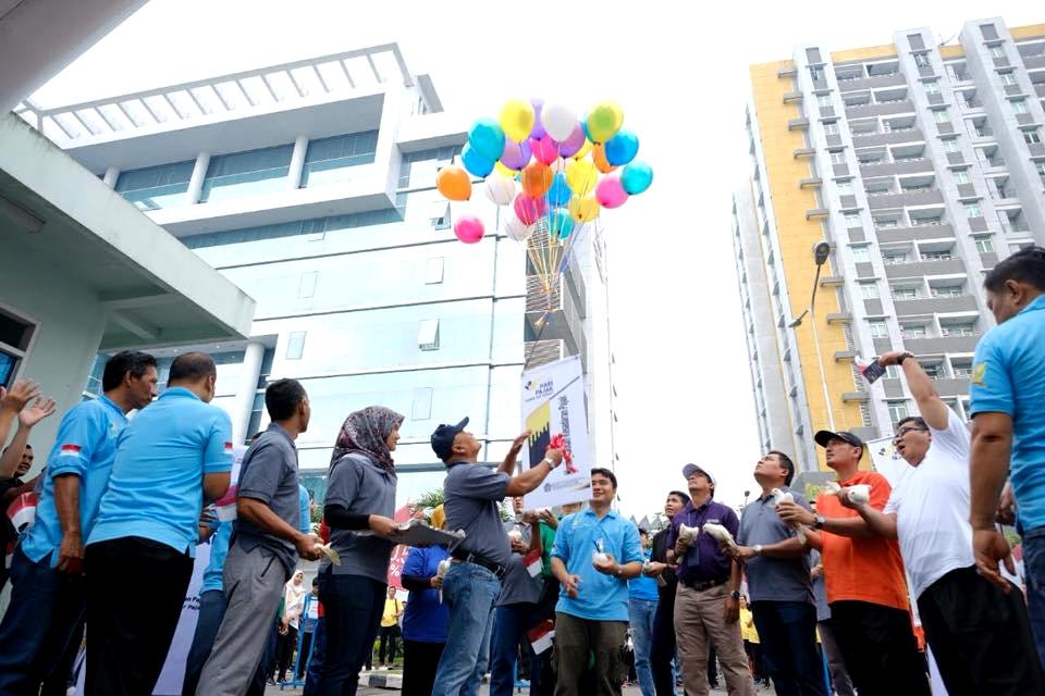 Pembukaan Funwalk ditandai dengan pelepasan balon Hari Pajak.