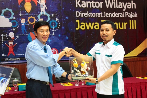 emberian Cenderamata Kepada Kepala Sekolah MSKN Jatirogo Tuban