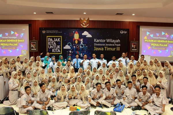 Foto bersama dalam Office Tour Kanwil DJP Jawa Timur III
