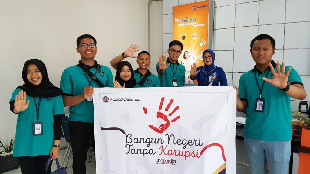 Foto Bersama Pegawai Kantor POS Indonesia