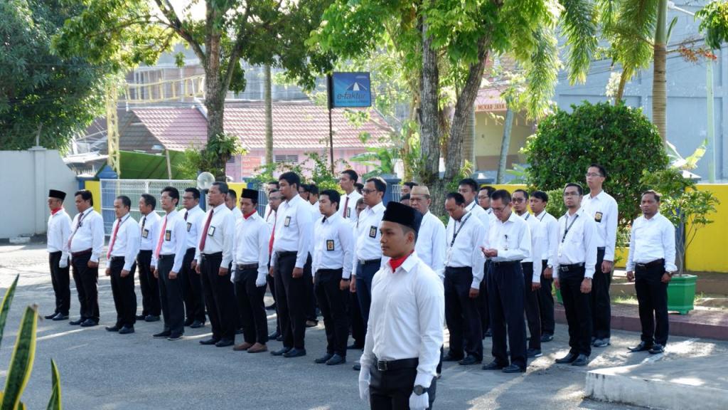 Peserta upacara dengan khidmat mengikuti rangkaian upacara