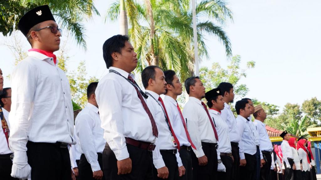 Barisan peserta upacara