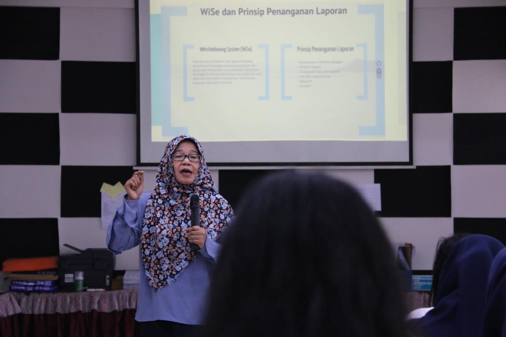 Kepala KPP Pratama Jakarta Kebon Jeruk Dua, Temi Utami, memberikan pemaparan mengenai Whistleblowing System DJP