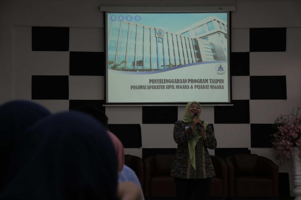 Ratna Kusbandiah, Kabid Umum dan Sumber Daya Manusia PT TASPEN (Persero) Kantor Cabang Utama Jakarta, memberikan pemaparan mengenai penyelenggaraan program Taspen
