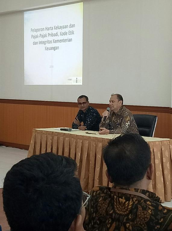Kepala Subbagian Advokasi, Pelaporan, dan Kepatuhan Internal, Sambogo Seputro mendampingi narasumber.