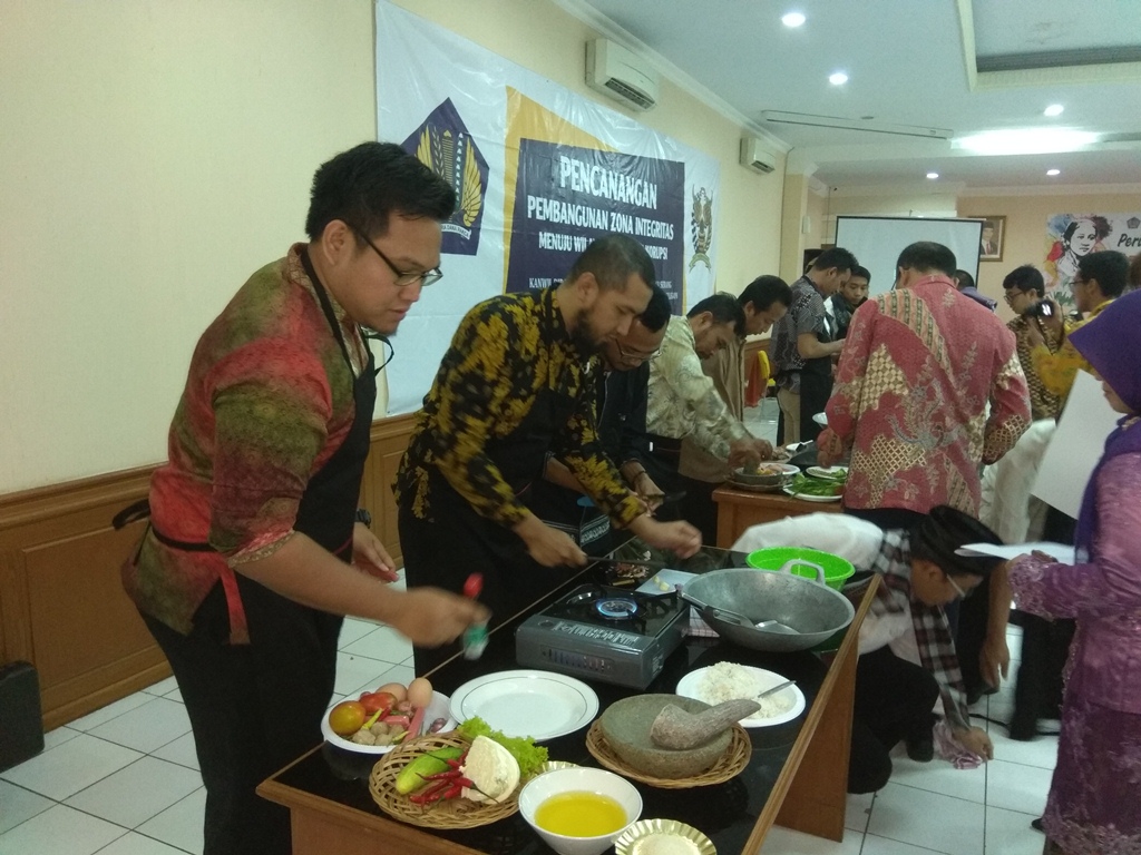 Pegawai wanita bertugas sebagai juri untuk menentukan siapa pemenang dalam perlombaan ini.