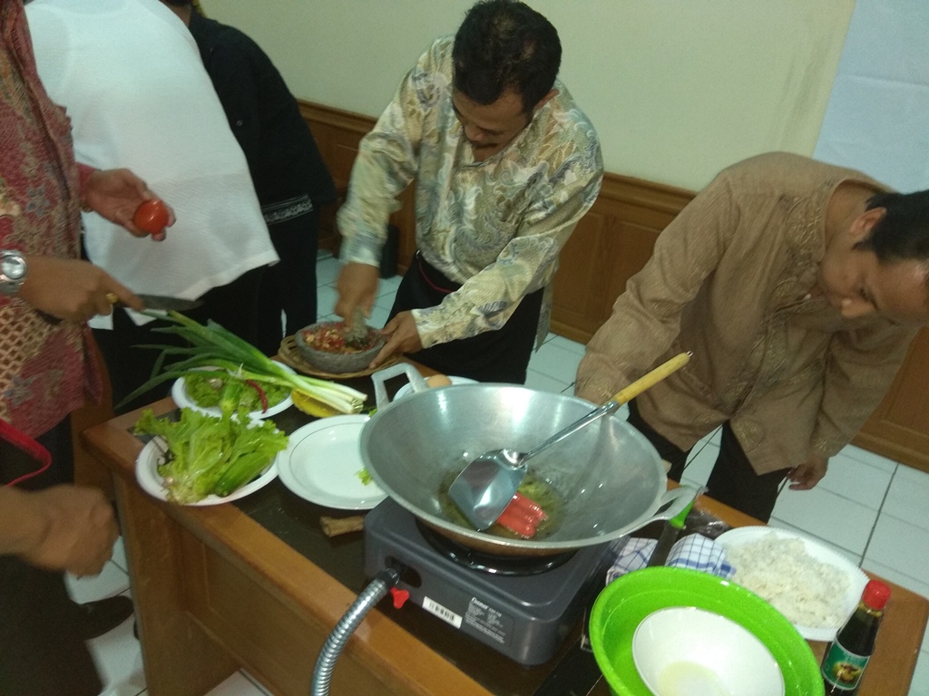 Kegiatan seperti ini menjadi penting karena dapat memperkuat ikatan antar sesama pegawai.