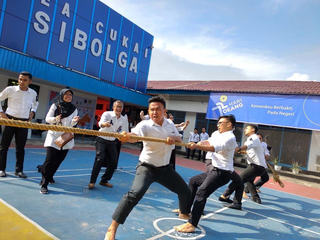 Lomba tarik tambang putra antar instansi Kemenkeu Sibolga