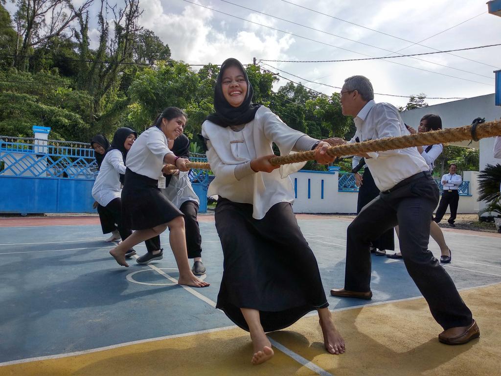 Lomba tarik tambang putri antar instansi Kemenkeu Sibolga
