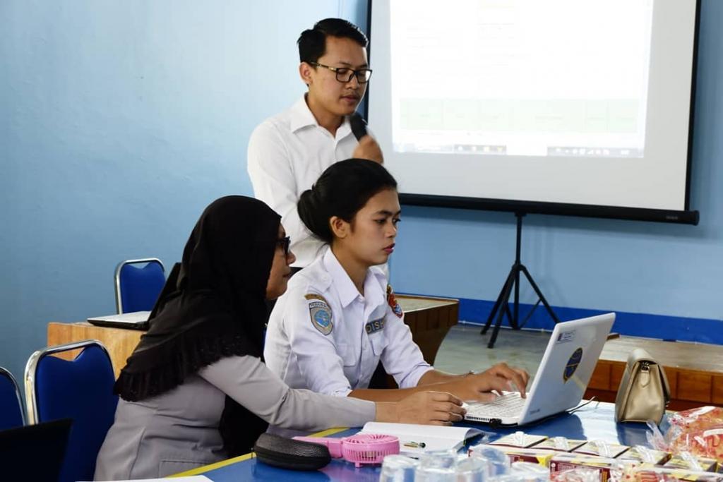 Petugas membimbing praktek pembuatan 1721 A2