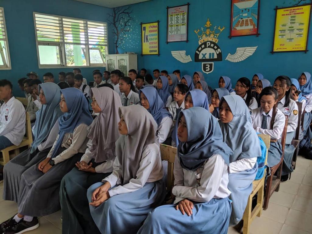 Siswi menyimak materi