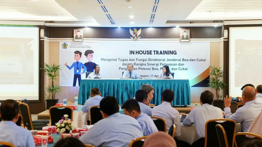 Kepala Bidang Penindakan dan Penyidikan Kanwil DJBC Kalbagtim Tery Zakiar Muslim (tengah) bersama dua orang stafnya