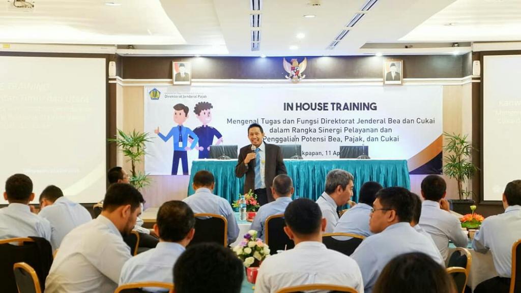 Kepala Kanwil DJP Kaltimra Samon Jaya membuka acara