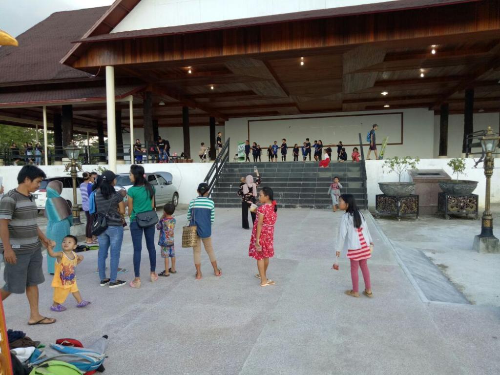 suasana kegiatan spectaxular di alun-alun ITHO