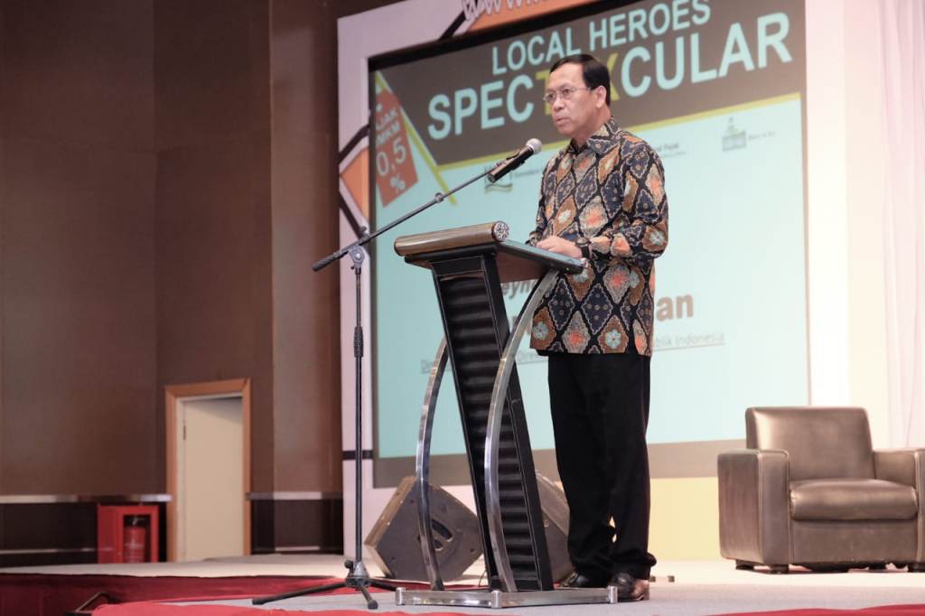 Dirjen Pajak, Robert Pakpahan, memberikan pidato pada acara Dialog Interaktif UMKM.