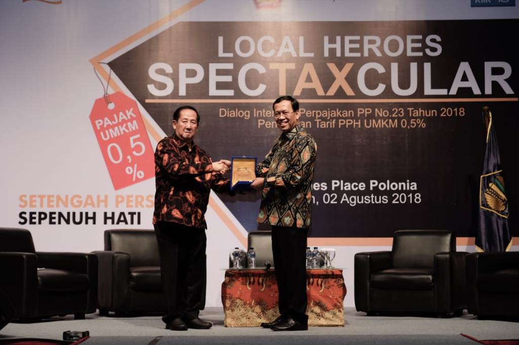 Penyerahan cenderamata kepada Dirjen Pajak oleh Ketua IKPI Pengda Sumut Drs. Koennady