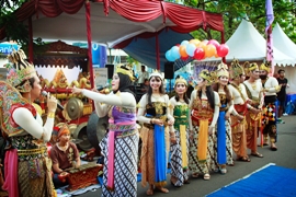 Mbak dan Mas dengan kostum wayang inilah yang menyampaikan informasi kepada pengunjung melalui leaflet.