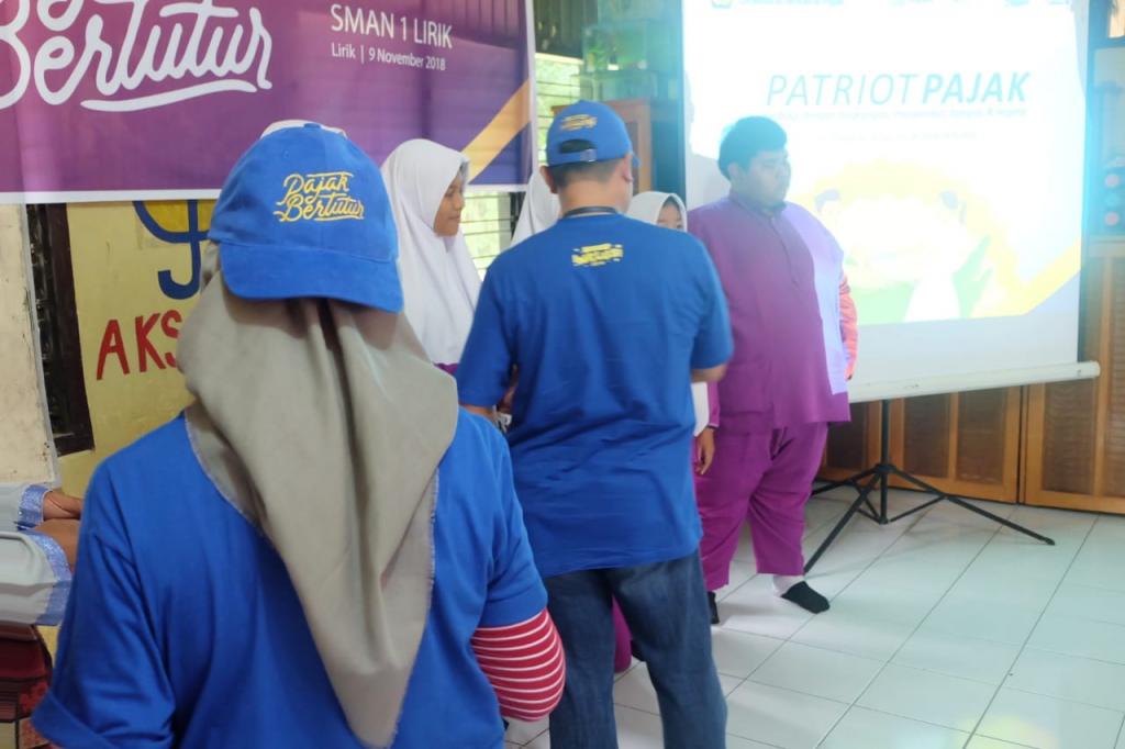 Pemberian Hadiah Kepada Siswa/i SMAN 1 Lirik oleh Kepala KPP Pratama Rengat.