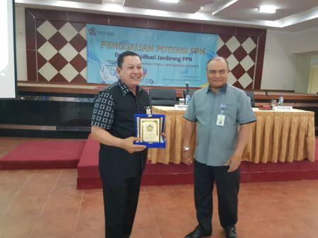 Pemberian cinderamata oleh Kepala Kanwil DJP Sumatera Utara 1