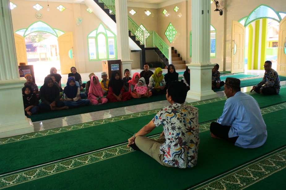 Para peserta kegiatan mendengarkan sambutan dari perwakilan pengurus Masjid Muslimin Baradatu.