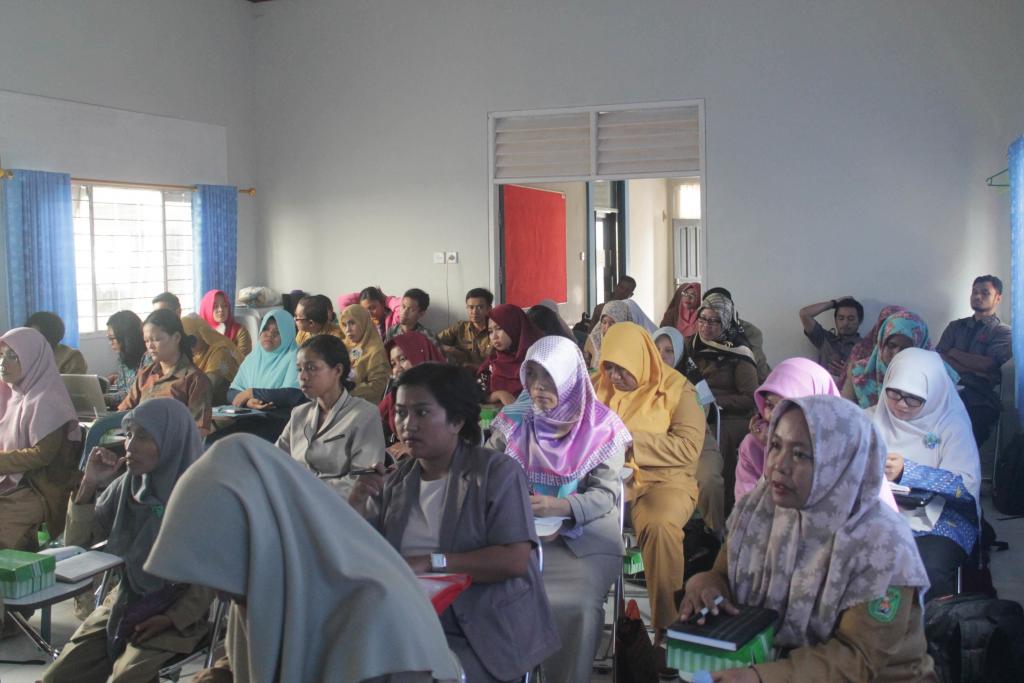 Meskipun ruangan sesak namun para peserta sosialisasi tetap serius memperhatikan