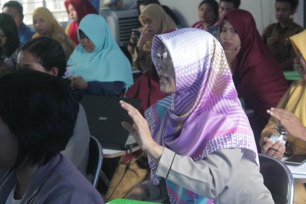 Salah satu peserta mengajukan pertanyaan terkait aplikasi E-SPT