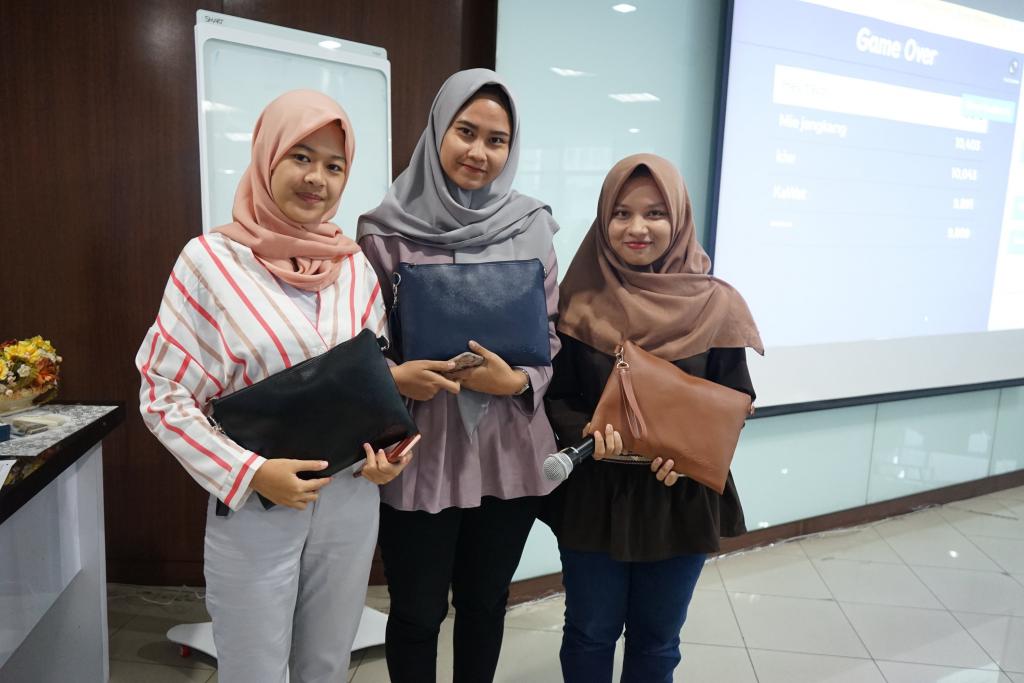 Para mahasiswa menerima souvenir