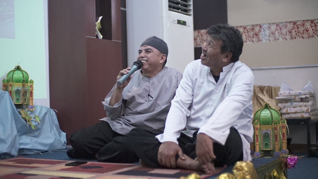 Pejabat Eselon IV yang sedang menjawab pertanyaan MC