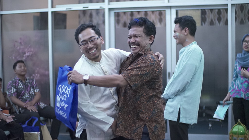 Pemberian Kenang-kenangan kepada Pejabat Eselon IV oleh Perwakilan Seksi