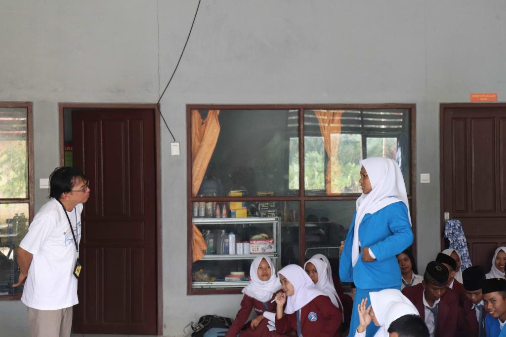Salah satu siswi sedang mengajukan pertanyaan
