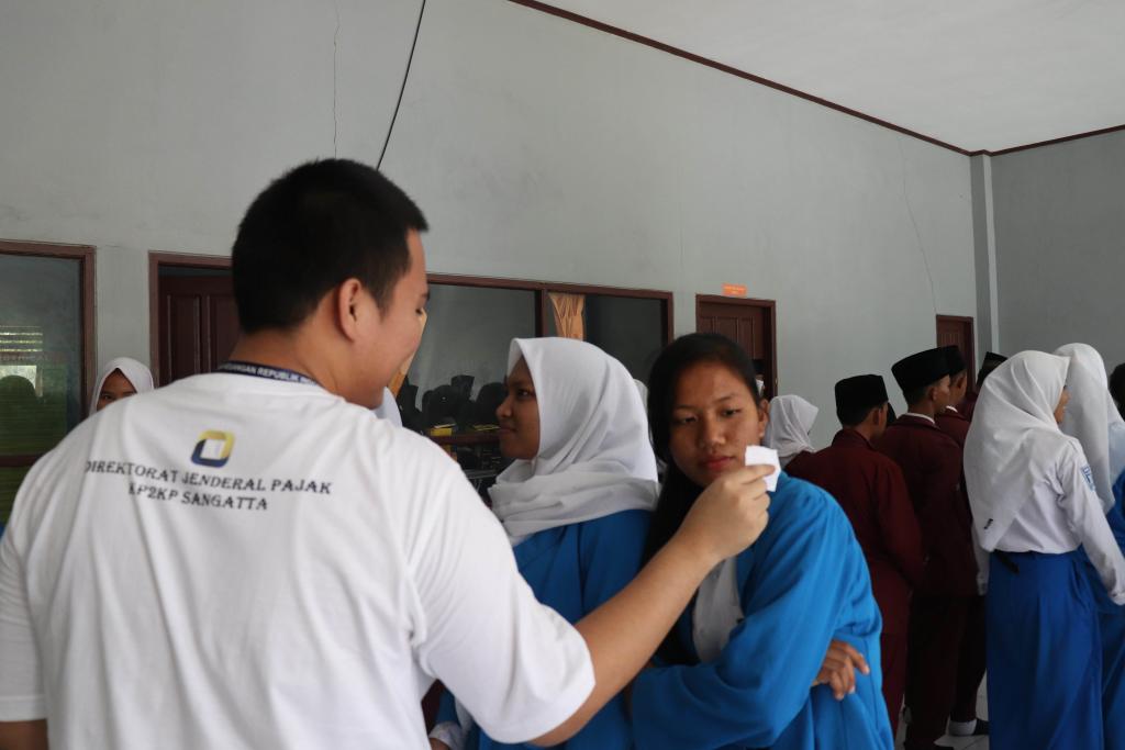 Suasana saat peserta sosialisasi bermain tebak kata