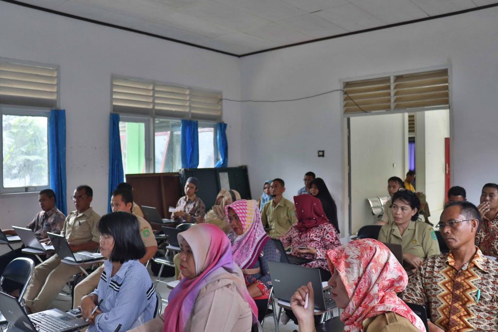Para peserta bimbingan teknis sedang menyimak pemaparan materi terkait kewajiban bendahara BOS
