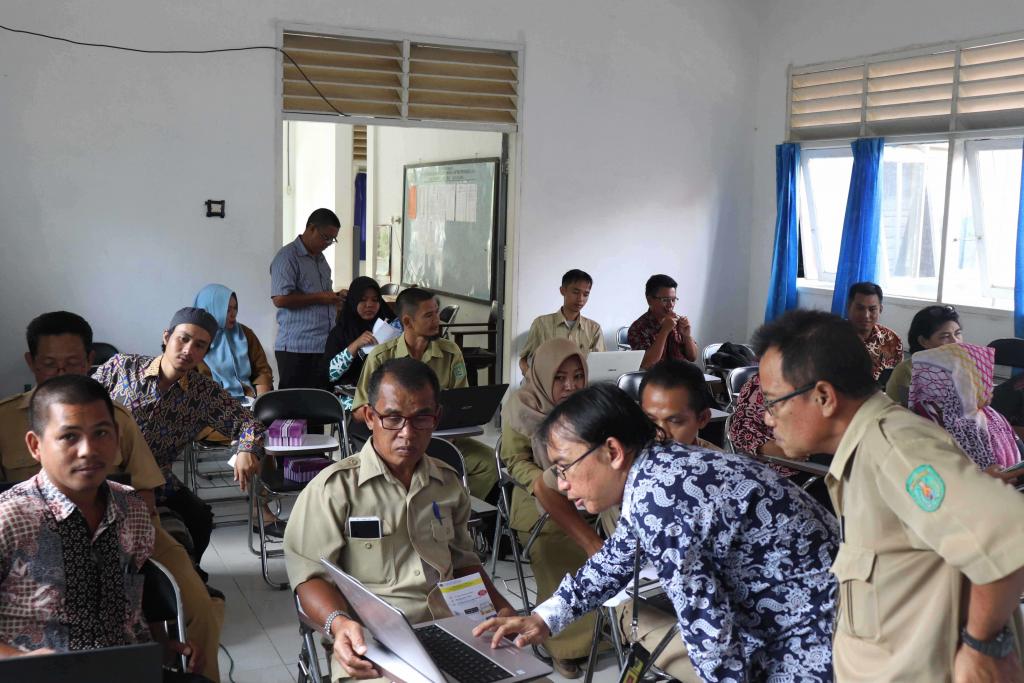 Para Bendahara terlihat serius memperhatikan penjelasan pegawai KP2KP Sangatta, meskipun terlihat bingung peserta tetap antusias mengikuti bimbingan teknis