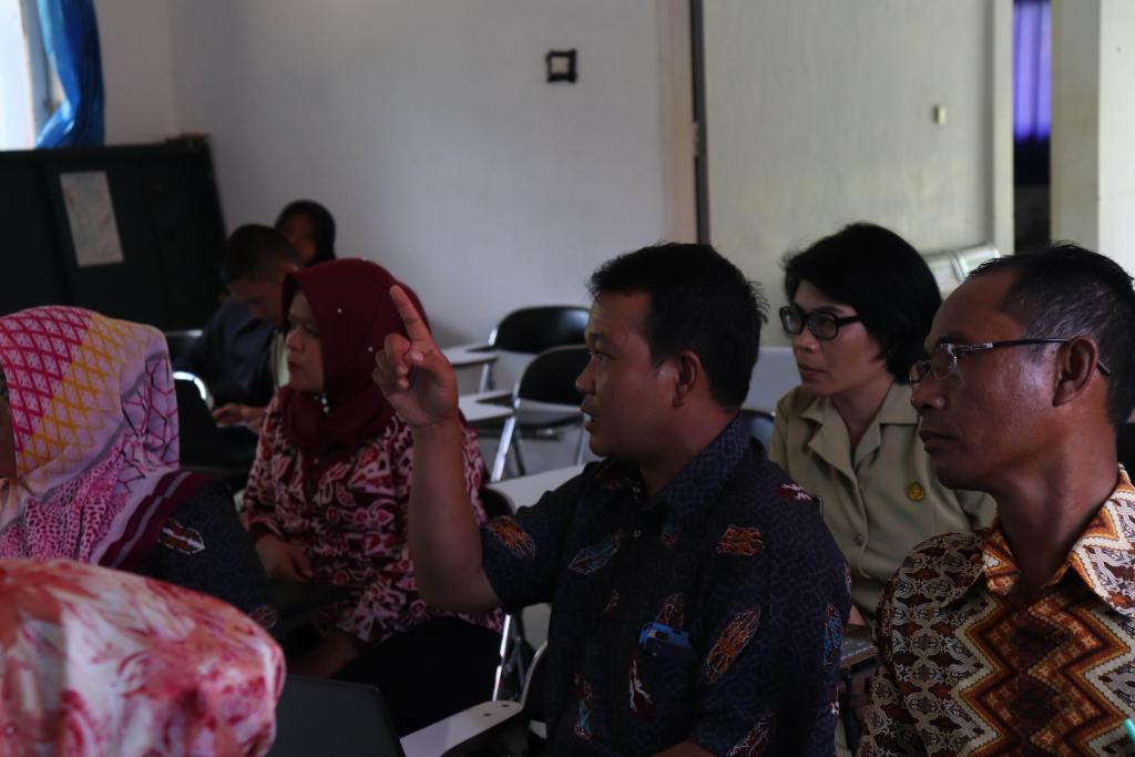 Salah satu peserta sedang mengajukan pertanyaan kepada pegawai KP2KP Sangatta terkait kewajiban bendahara